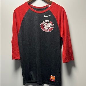 Nike Cincinnati Reds Men's Raglan Shirt - Red and Black worn once medium